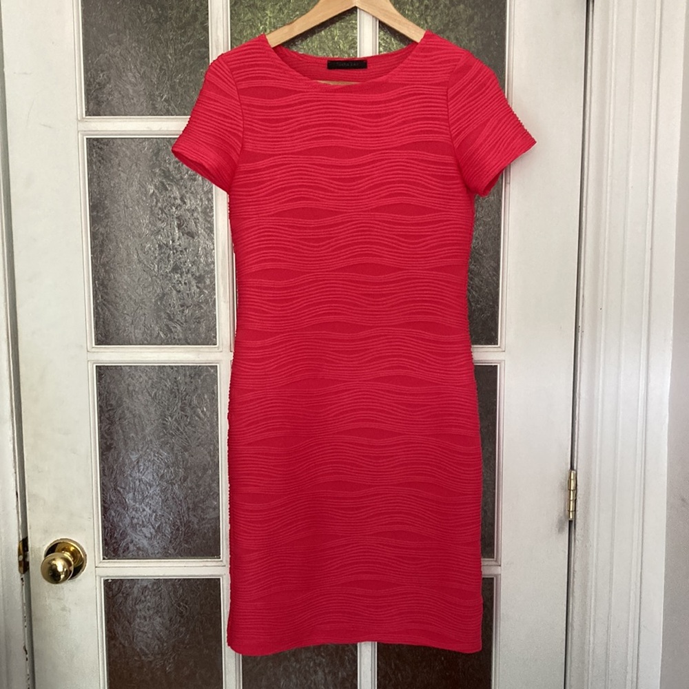 Elegant Red Ribbed Dress - Picture 2 of 6